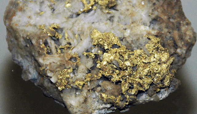 El oro en vetas de cuarzo se forma cuando soluciones calientes que contienen oro se filtran a través de rocas y se enfrían. Foto: James St, John/Flickr