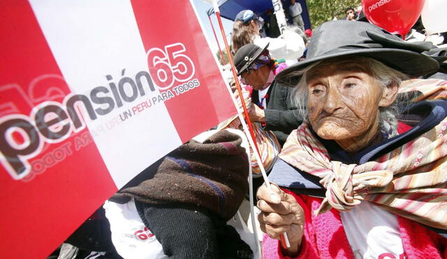 El aumento en S/100 del subsidio de Pensión 65 se financiará con cargo al presupuesto del Midis. Foto: Andina