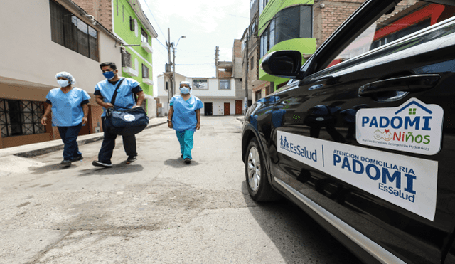 El servicio no solo incluye atención médica general, sino también terapias físicas, psicológicas y ocupacionales para los pacientes, con el objetivo de mejorar su calidad de vida en el hogar y fomentar su independencia en la medida de lo pos. Foto: Andina