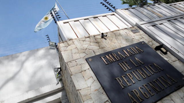 Embajada de Argentina en Venezuela es rodeada por régimen de Nicolas Maduro. Foto: CNN