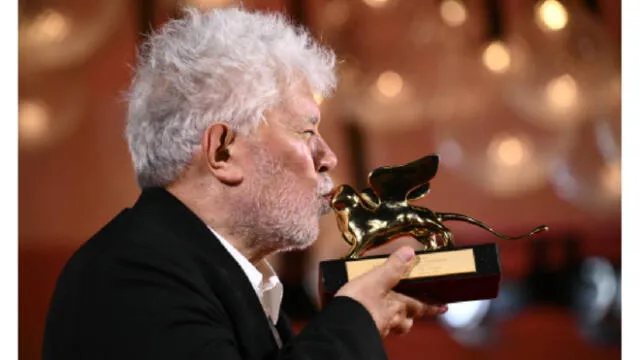 Pedro Almodóvar recibe el León de Oro en el Festival de Venecia. Dedicó el premio a su familia. Foto: AFP