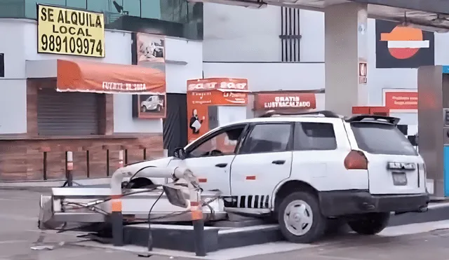 Un auto impactó contra el surtido de GNV de un grifo en San Luis y se evaluó una posible fuga. Foto: captura de pantalla