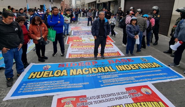 Huelga continúa. Los profesores de los institutos públicos señalaron que seguirán con su medida hasta que no haya un acta.