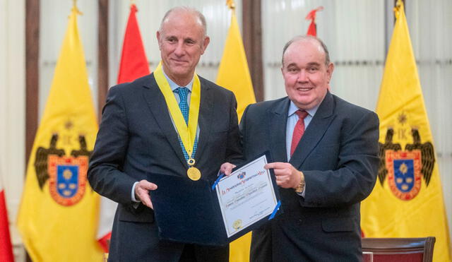 Javier González-Olaechea recibió la Medalla de Lima por parte del alcalde Rafael López Aliaga. Foto: MML