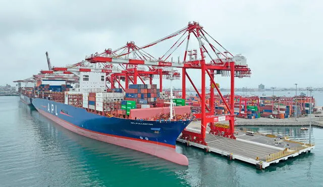 Buque de carga más grande del mundo, llega al Puerto Bicentenario. Foto: Andina