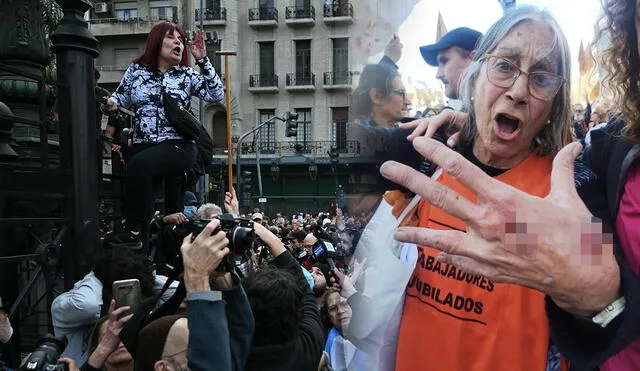 Cientos de jubilados protestan a las afueras del Senado para pedir el aumento de sus pensiones en Argentina. Foto: composición LR/AFP@emergentesmedio