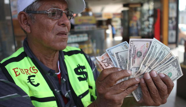 En el mercado paralelo, el dólar está en S/3,770 la compra y S/3,800 la venta. Foto: Andina / Héctor Vinces