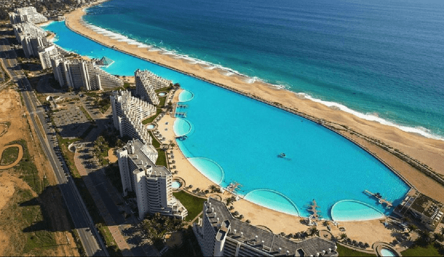 Con más de un kilómetro de longitud y cargada con agua de mar, esta asombrosa obra fue  desarrollada por la compañía Crystal Lagoons. Foto: El Español