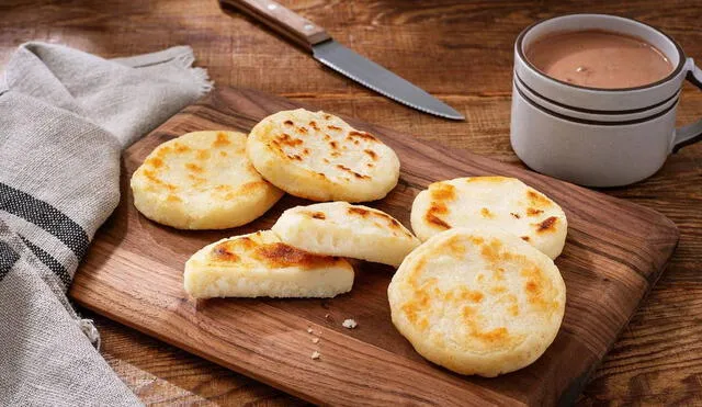 La harina de maíz precocida es el ingrediente principal para la elaboración de arepas. Foto: AFP