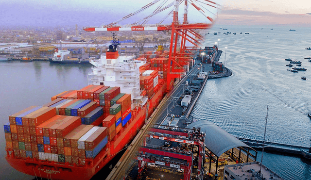 La capacidad del nuevo muelle permite recibir hasta tres barcos simultáneamente, dos de los cuales pueden tener hasta 400 metros de largo, optimizando las operaciones del puerto del Callao. Foto: composición LR