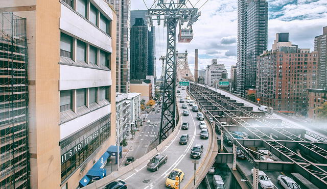 El tráfico vehicular se convierte en una fuente de energía limpia a través de aerogeneradores que aprovechan el viento generado por los autos en movimiento. Foto: Pexels