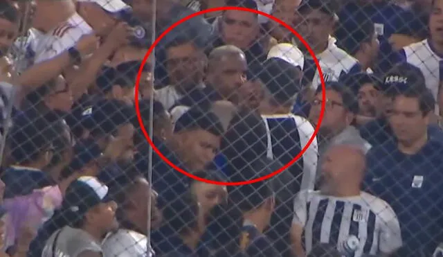 Jefferson Farfán llegó a la tribuna popular para el partido entre Alianza Lima y Mannucci. Foto: captura/L1 Max