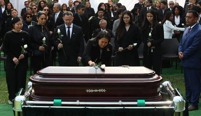 Keiko dijo que seguirá unida con su hermano, a quien la gente gritó: ¡Kenji presidente! (Foto:  Jorge Cerdán)