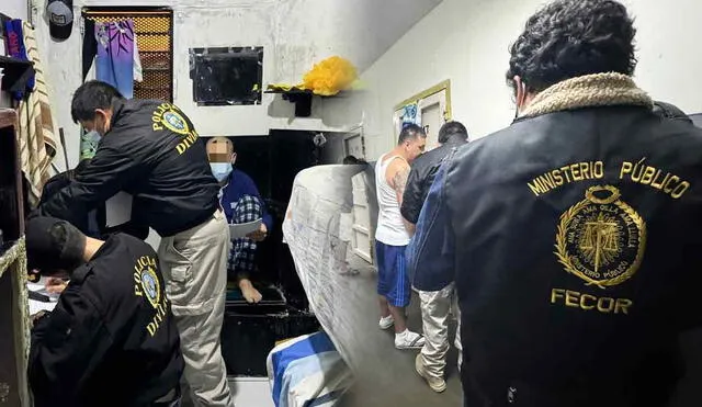 Un operativo en el penal de máxima seguridad de Piedras Gordas reveló que el preso John Alexander Zafra Espinoza tenía un celular y anotaciones para organizar su banda criminal. Foto: composición LR