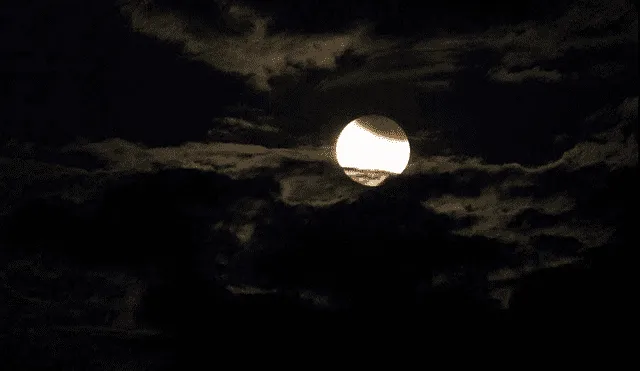 Durante un eclipse lunar parical, solo una parte de la Luna entra en la umbra de la Tierra. Foto: Brad Riza