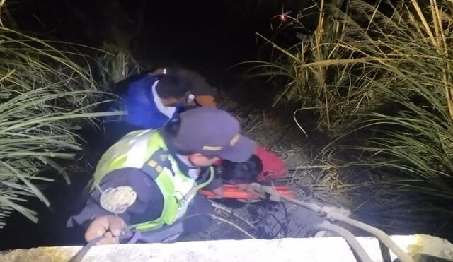 Personal de la Policía rescataron a heridos y los trasladan a hospital. Foto: Andina