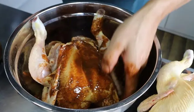 Típicamente, el pollo a la brasa se acompaña con papas fritas, ají pollero y ensalada. Foto: Abelca