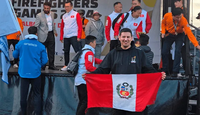 Aarón Esteban Huaynate Espinoza con la bandera del Perú en Dinamarca. Foto: composición LR/Fedepol