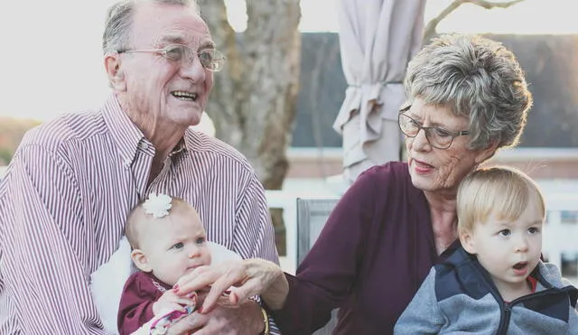 La educación de los abuelos, especialmente si alcanzaron estudios universitarios, puede influir positivamente en la edad biológica de sus nietos, mostrando un envejecimiento celular más lento. Foto: Pexels