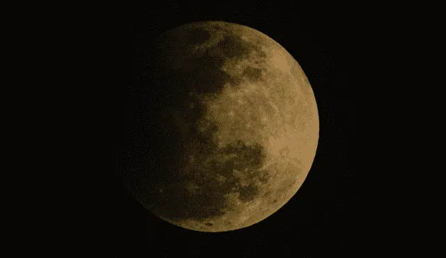 El eclipse lunar parcial pudo observarse desde algunas partes de Lima pese al cielo nublado. Foto: John Reyes / La República