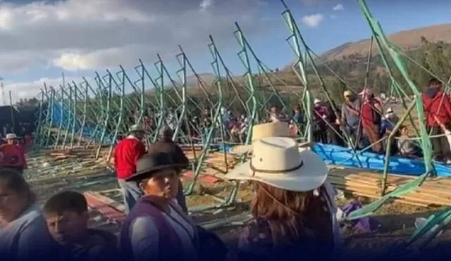 Estructuras de madera colapsó dejando a niños y adultos heridos. Foto: Ica en la noticia/Facebook