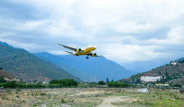 Situado a 2.237 metros, con una pista de 2.250 metros, este aeropuerto exige maniobras precisas entre montañas y ríos, sin radar y con aterrizaje manual. Foto: Unsplash