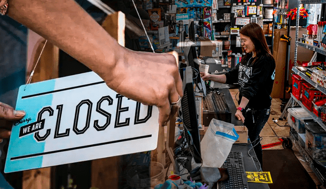 Cierre de reconocida tienda en Estados Unidos asombra a diversos compradores | Composición Gerson Cardoso /Foto: La República/ AFP