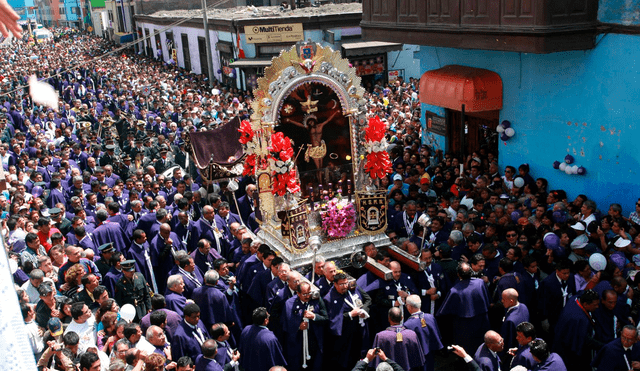 Los servicios regulares A y C del Metropolitano desviarán sus rutas por la procesión del Señor de los Milagros. Foto: Andina