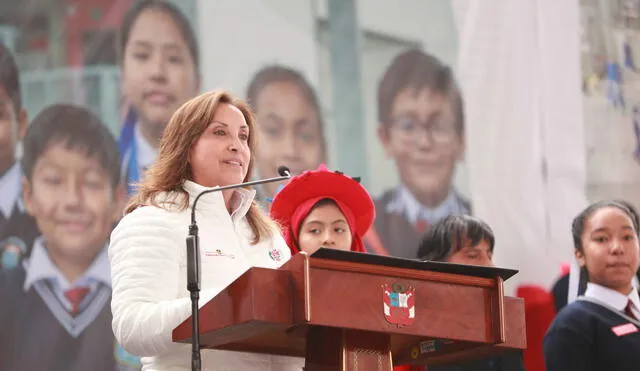 Mandataria usó referencias del personaje Chucky para atacar a la prensa, en inauguración de escuela.