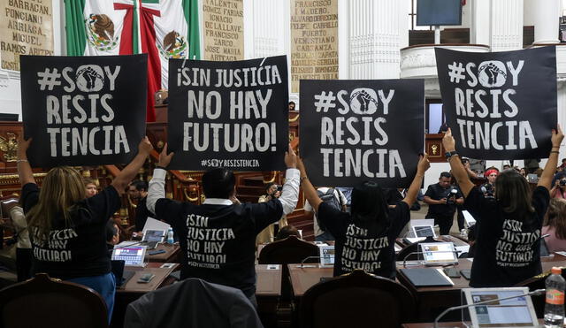 Legisladores y opositores a la reforma judicial expresan su desacuerdo con carteles y polos en el Palacio Legislativo. Foto: AFP