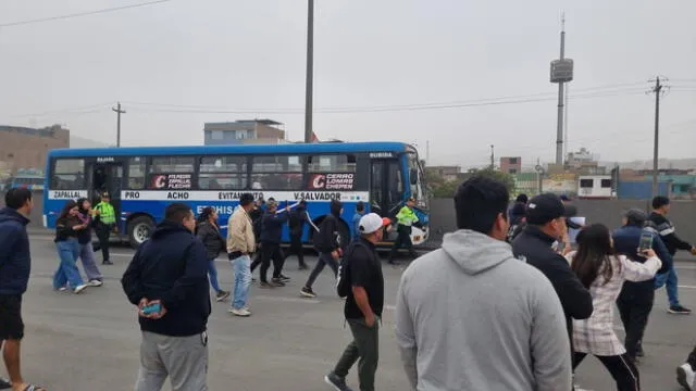 Protesta. Decenas de manifestantes, entre choferes y cobradores de empresas que sufrieron ataques de delincuentes, dejaron de trabajar para exigir al Gobierno medidas de seguridad.