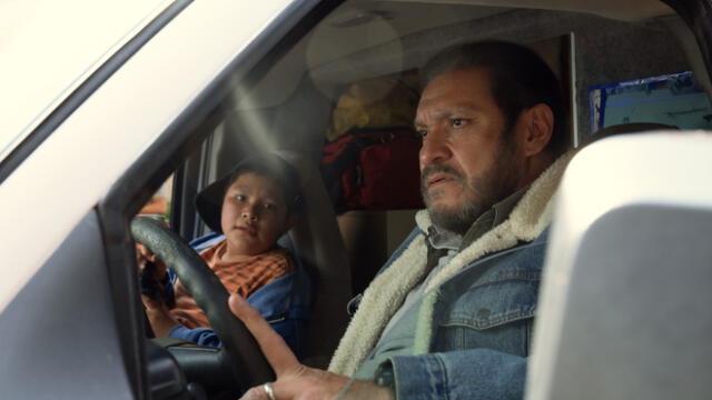 Joaquín Cosío en escena de Familia de medianoche.