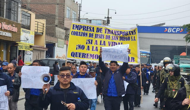 Solo quieren trabajar tranquilos. Choferes y cobradores salieron a marchar en San Martín de Porres para pedirle al Gobierno que salga de su letargo. Foto: La República