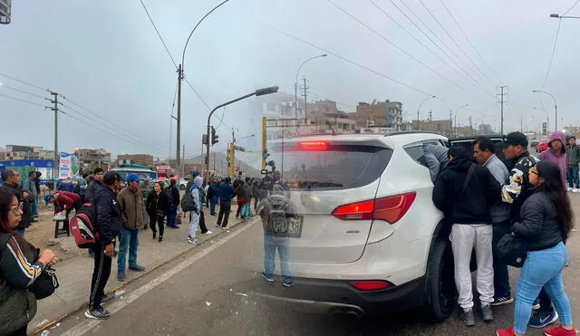 Limeños se aglomeran en los principales paraderos de la ciudad par abordar uno de los pocos buses en circulación. Foto: composición LR/Miriam Torres