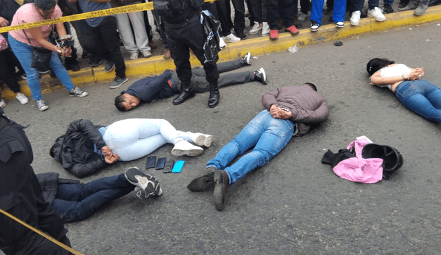 Delincuentes fueron reducidos afuera del centro comercial. Foto: PNP