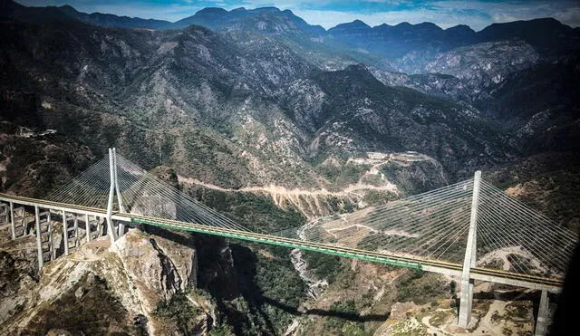 Elevándose más de 400 metros sobre el profundo cañón de la Sierra Madre Occidental, este puente es el más alto de América Latina. Foto: Ѕсіепсеігесi