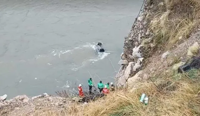 Conductor habría perdido el control del vehículo en una curva peligrosa de la carretera, lo que provocó que este cayera al caudaloso río Mantaro. Foto: Radio mix