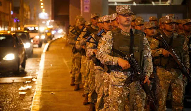 Día uno. Soldados se movilizaron por algunos distritos de Lima, básicamente, para cumplir acciones disuasivas. Foto: Mindef