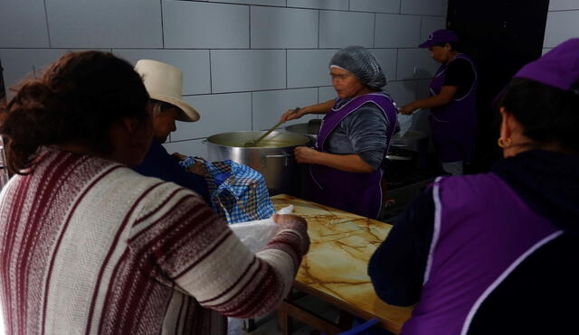 Veinte madres de familia conforman el comedor popular Señor de los Milagros. Preparan 120 menús económicos cada día. Foto: Marco Cotrina / LR