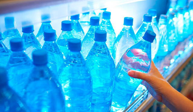 Según estudios, el agua embotellada contienen sustancias contaminantes dañinas para la salud. Foto: Agencias