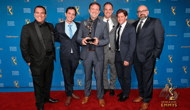 En la foto oficial de premiación aparecen Luis del Valle, director de Pacha Films (corbate celeste) y Rodrigo Galdós-Tangüis. Foto: News & Documentary Emmys