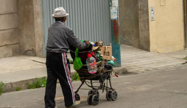 Adultos mayores afectados por la informalidad. Foto: El Búho