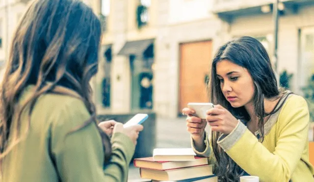 Una de las señales de dependencia del móvil es el 'phubbing'. Foto: La Vanguardia.