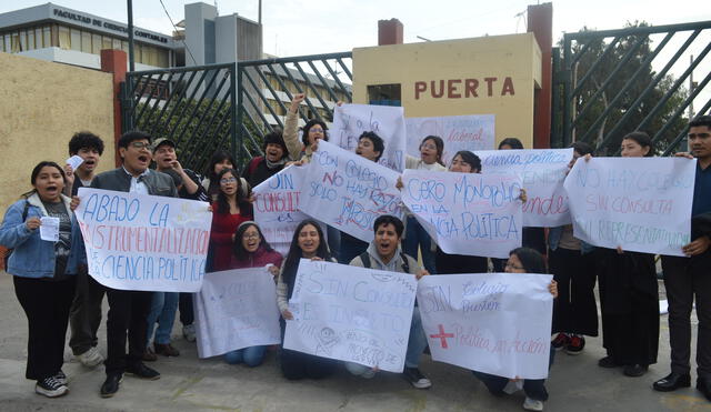 ALZAN LA VOZ. Politólogos y estudiantes de Ciencia Política hicieron un plantón fuera de la Universidad de San Marcos.