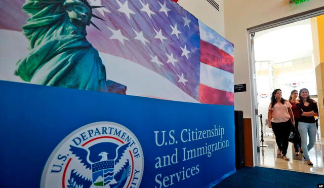 El Servicio de Ciudadanía e Inmigración de Estados Unidos (USCIS) ofrece algunas excepciones a los inmigrantes que buscan la ciudadanía, permitiéndoles acceder a este estatus sin tener que demostrar conocimientos del idioma inglés. Foto: Azteca