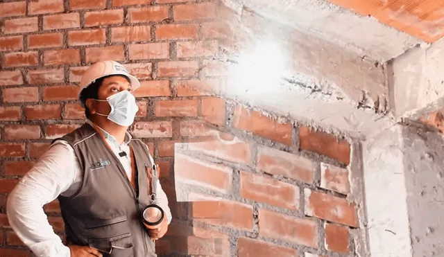 Ingeniero civil queda sorprendido por los fierros expuestos, el corte de vigas y tuberías sueltas en la construcción de una casa en Carabayllo. Foto: composición LR/Ingeniería para ti