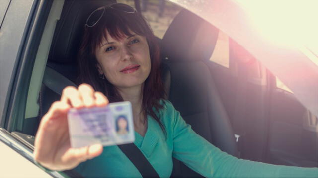 La licencia de conducir es un documento indispensable para poder manejar legamente en Estados Unidos. Foto: Composición LR