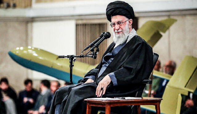 El Ayatola Alí Jamenei, líder supremo de Irán, ha prometido responder los ataques contra su país y sus aliados. Foto: AFP.