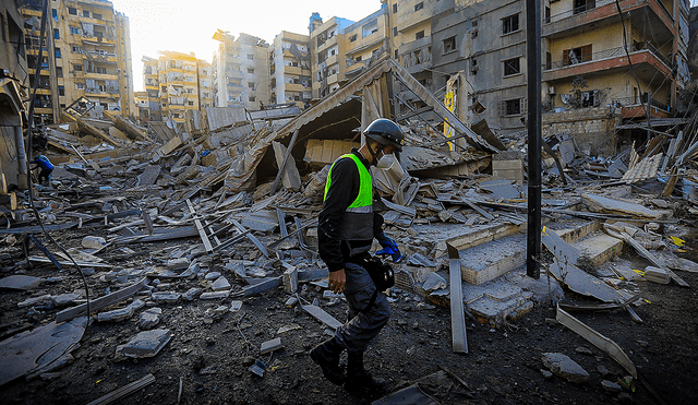 Israel intensifica su campaña militar en Líbano y Gaza, donde los enfrentamientos han dejado más de 2,100 muertos en un año, destacando la preocupante situación humanitaria y el aumento de desplazados. Foto: AFP