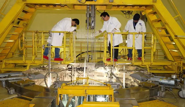 Científicos en la boca del reactor de Huarangal, el corazón de una central nuclear que ha logrado avances en distintos ámbitos para el país. Foto: IPEN